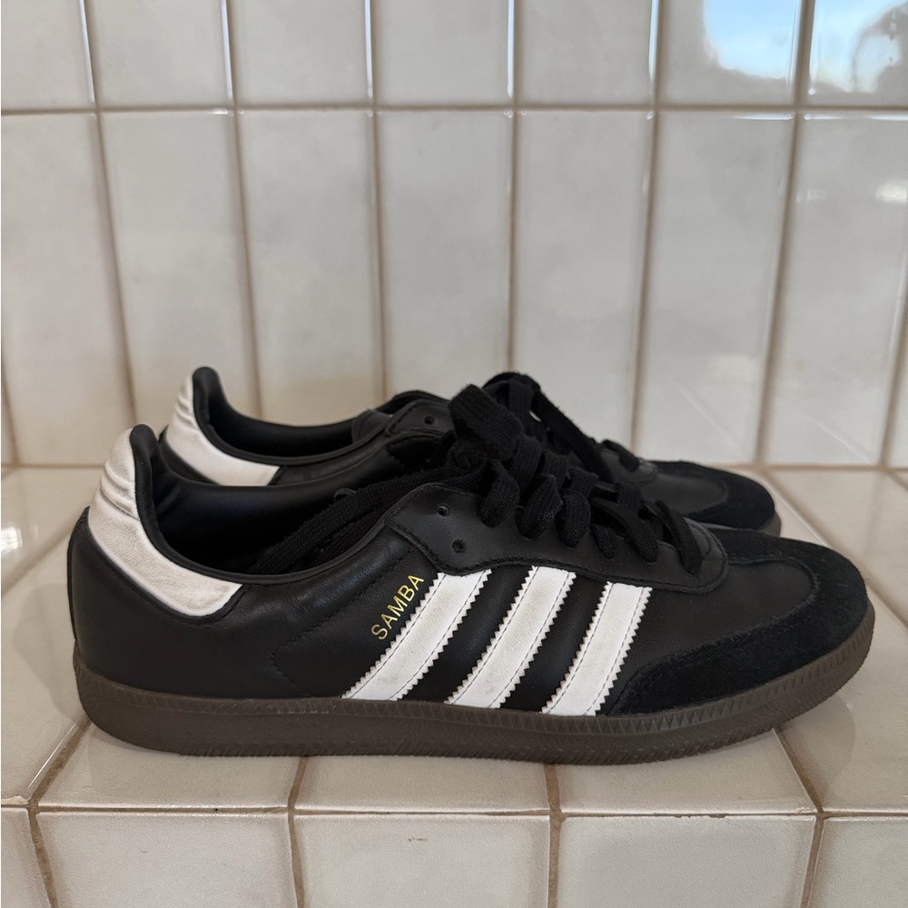 Adidas Samba Black and white Athletic Shoes Sizes Mens 8 Ladies 9